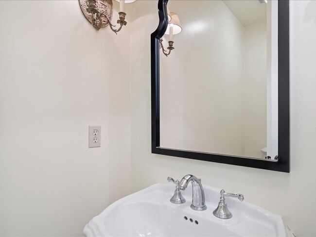 Building Photo - 265 Clear Ridge Dr