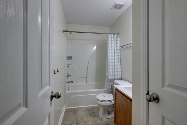 Building Photo - 3 bed 2 bath Fenced yard.  Heart of St. B.  Hurry.