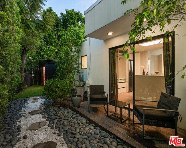 Building Photo - 2001 Sunset Plaza Dr