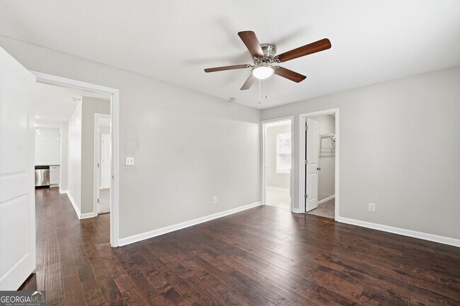 Building Photo - 250 Maple St