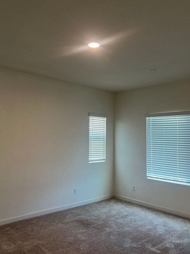 Building Photo - 1095 Wake Forest Ct