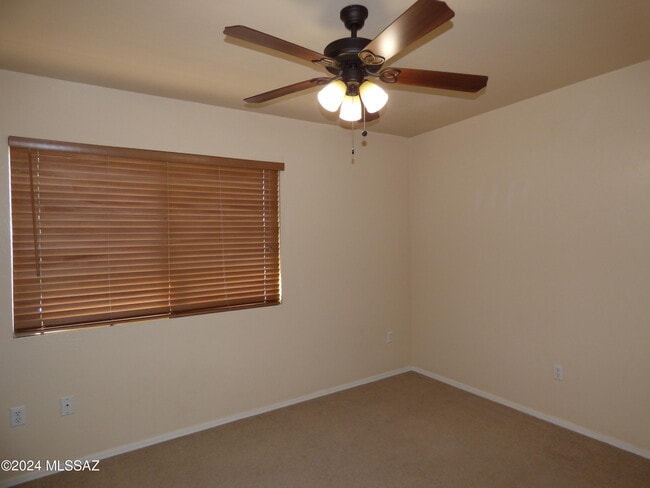Building Photo - 1077 N Riverside Dr