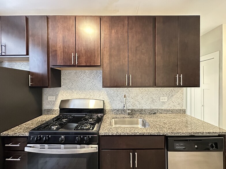 Building Photo - 722 W Brompton