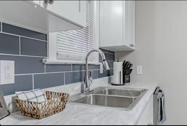 Building Photo - 906 North Main Street