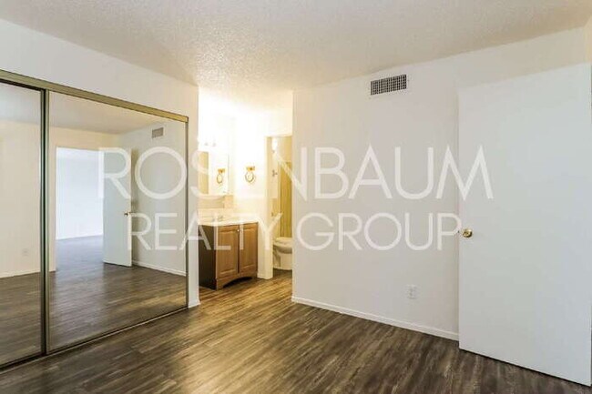 Building Photo - 2625 N Alvernon Way