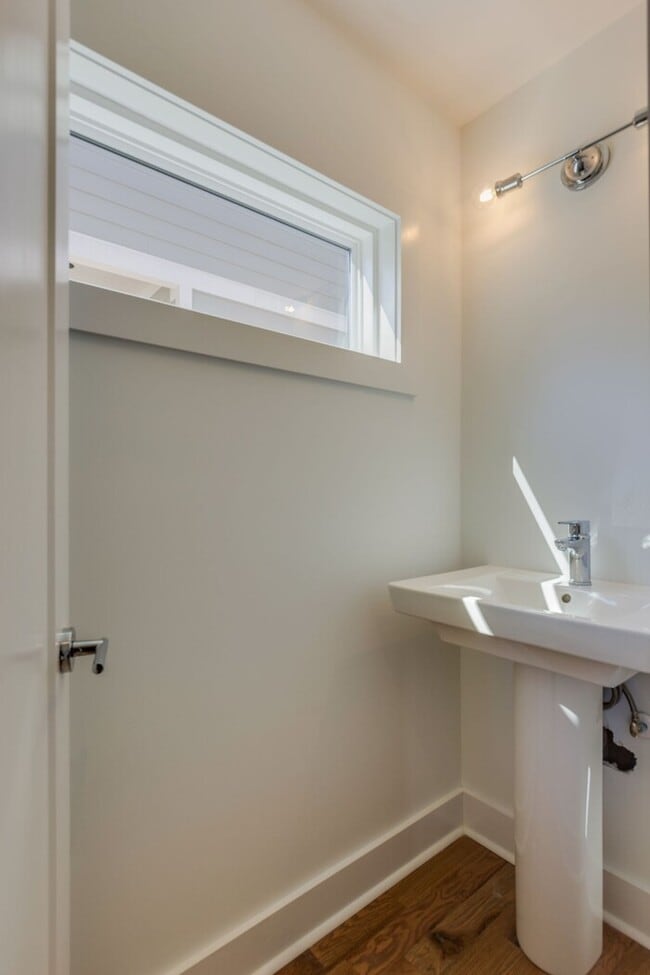 Building Photo - 1822 16th Ave N