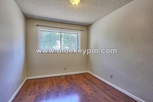 Building Photo - 2 Bed, 1 Bath Duplex Unit in Rose Village