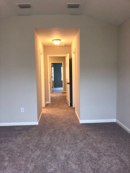 Building Photo - 557 Richmond Dr