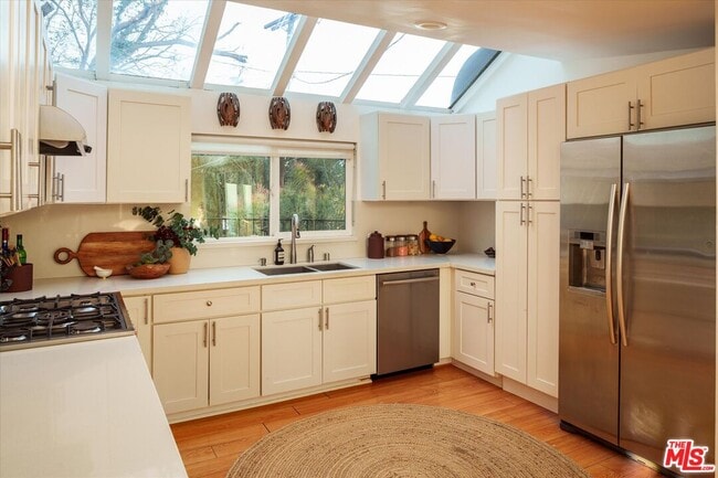Building Photo - 8464 Cole Crest Dr