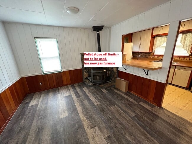 Building Photo - 2 Bedroom 1 Bath House with Fenced Yard, Storage Shed, Off Street Parking