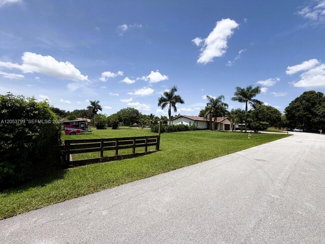 Building Photo - 10950 SW 40 Ct