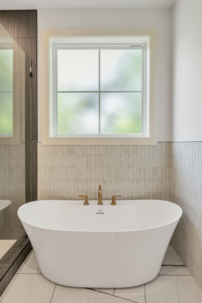 Building Photo - 660 Vernon Ave