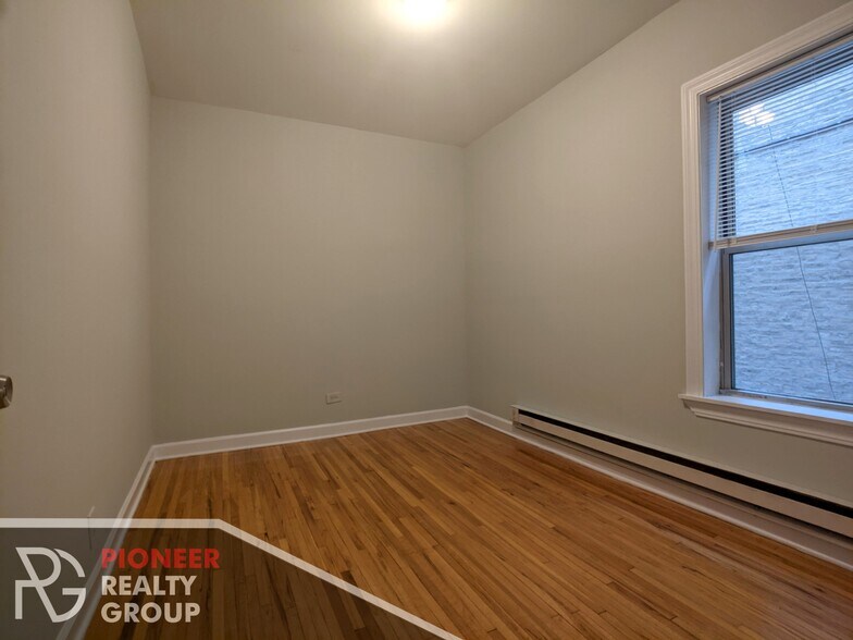 Building Photo - 634 W Barry Ave