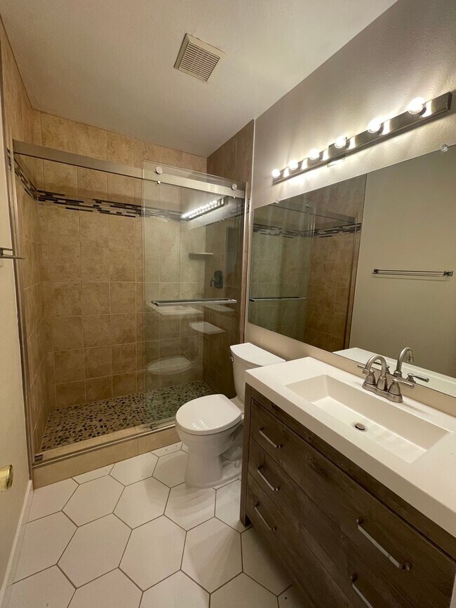 Building Photo - Sun-Filled 3-Bed, 2.5-Bath home with Deck ...