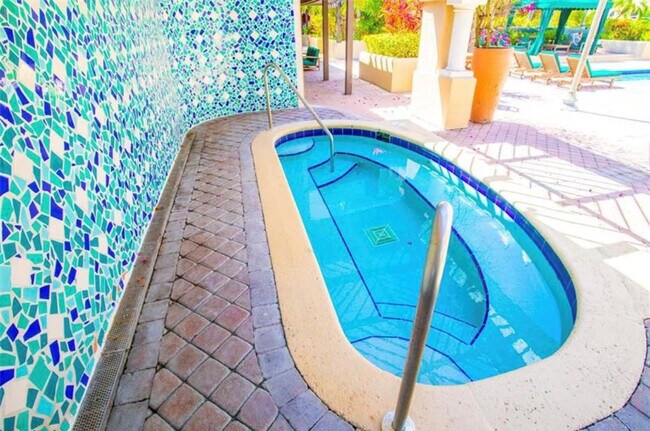 Building Photo - 520 SE 5 Ave