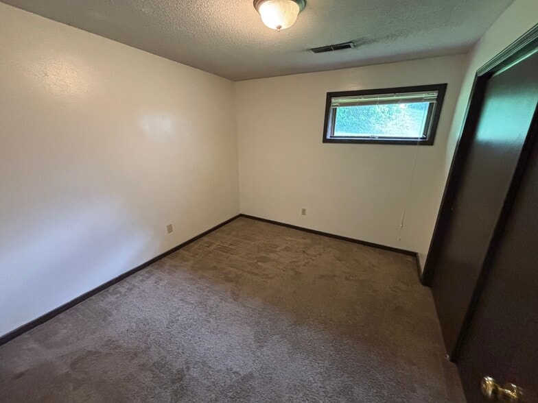 Building Photo - 3016 Alpine Dr