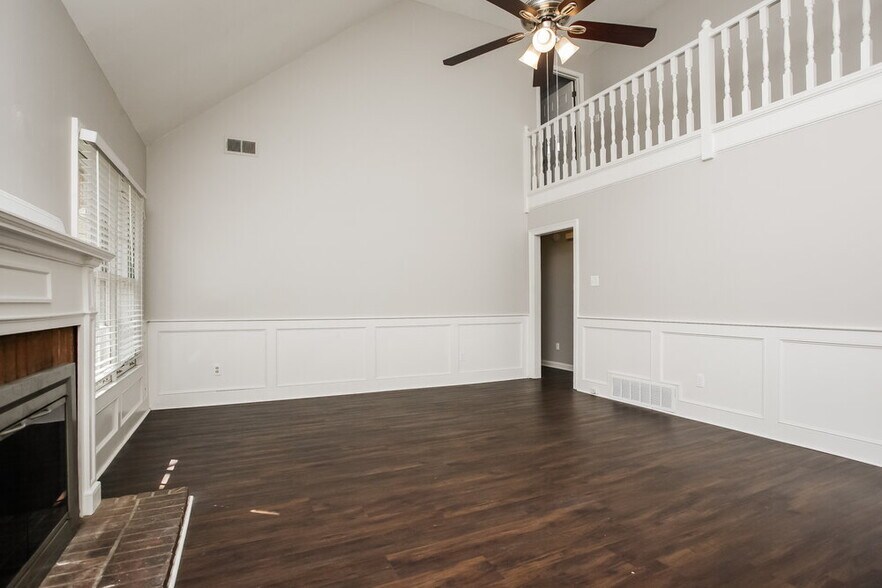 Building Photo - 8159 Creekside Cir N