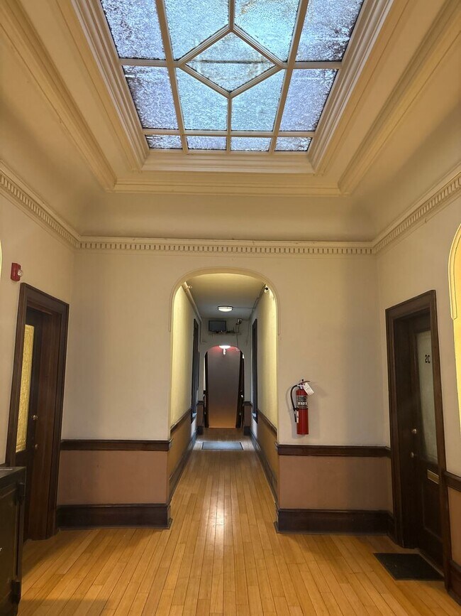 Building Photo - Modern Spacious Studio Apartment in the Rosenmiller Building in Downtown York City!