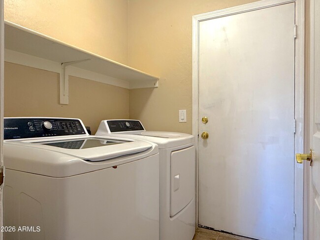 Building Photo - 3545 E Crescent Way