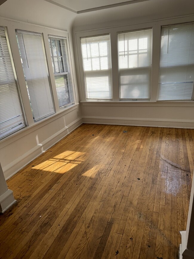 Building Photo - 4 Bedroom / 1 Bathroom