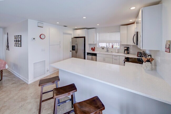 Building Photo - 2731 NE 53rd St