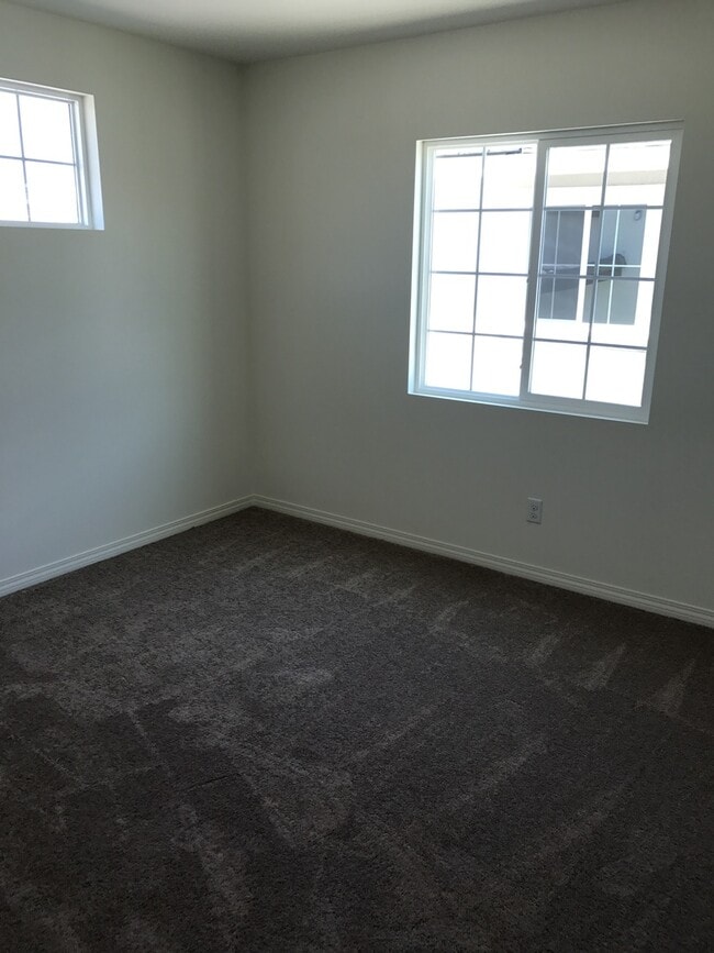 Building Photo - 5 bed home in RiverBend community, Eastval...
