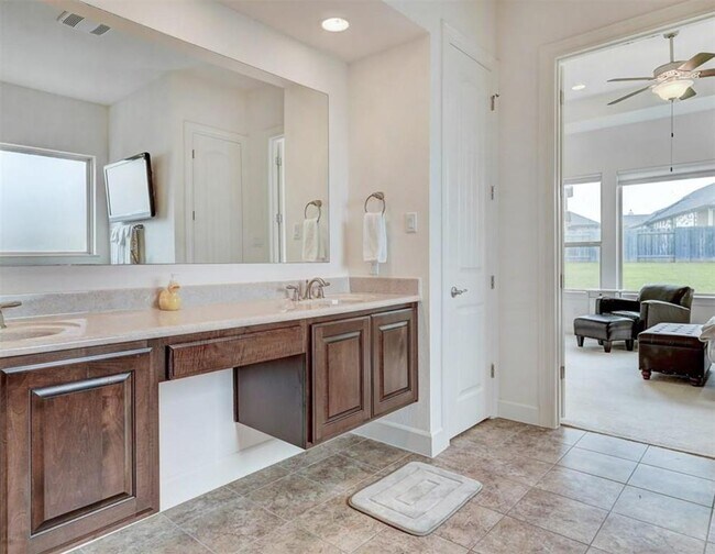 Building Photo - 5310 Scenic Lake Dr