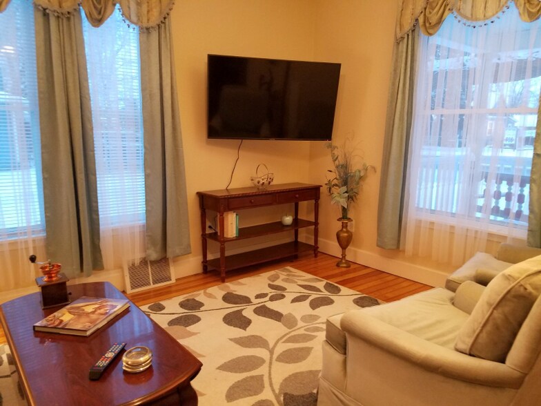 Building Photo - 1317 E 1st St