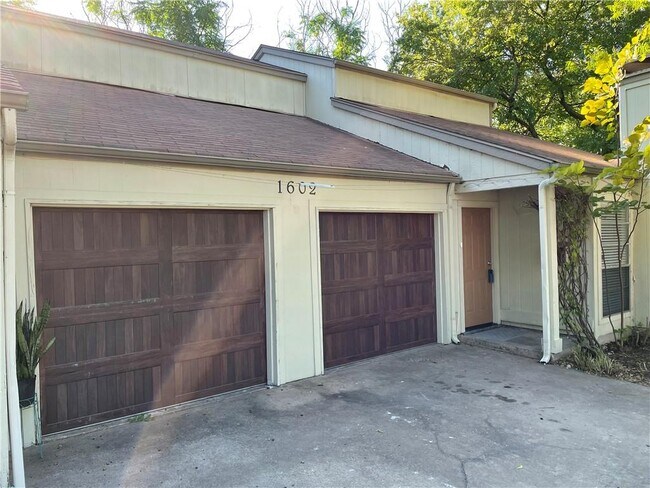 Building Photo - 1602 Southgate Cir