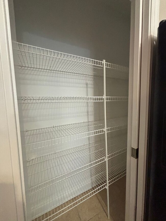 Building Photo - AVAILABLE NOW! End-Unit Townhouse in Pennington Square