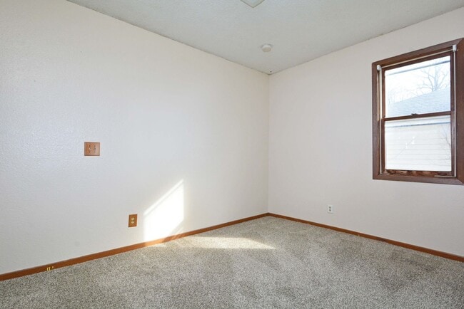 Building Photo - Spacious 3-Bed 1-Bath Unit in Hastings - Available Now!