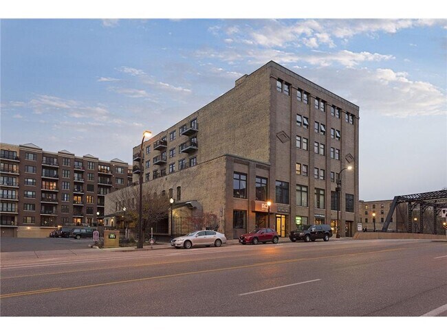 Building Photo - 404 N Washington Ave