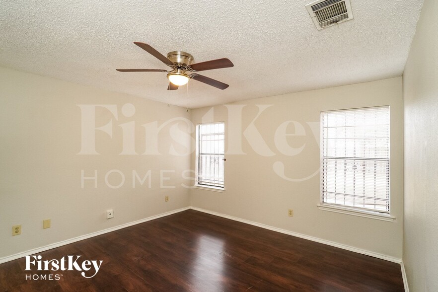 Building Photo - 5122 Lakebend E Dr