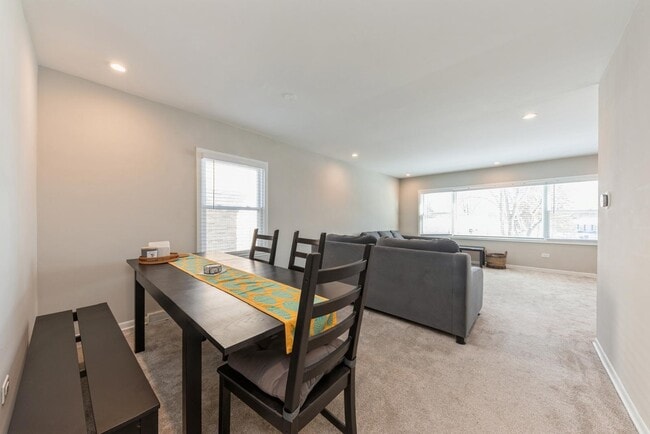 Building Photo - 856 E Capri Dr