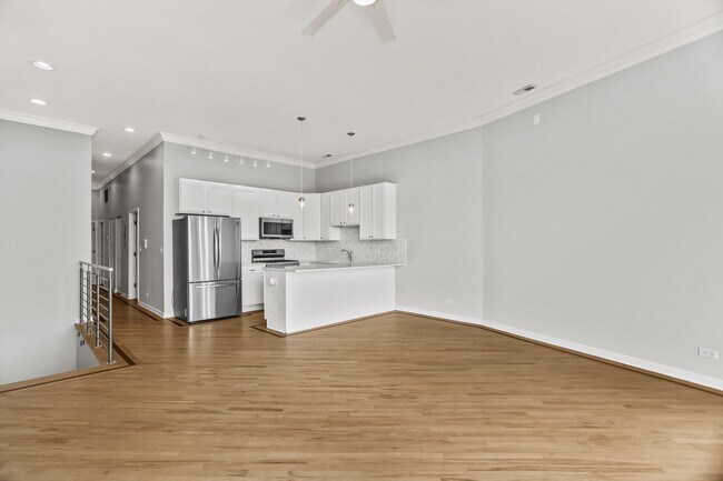 Building Photo - 2625 W Chicago Ave