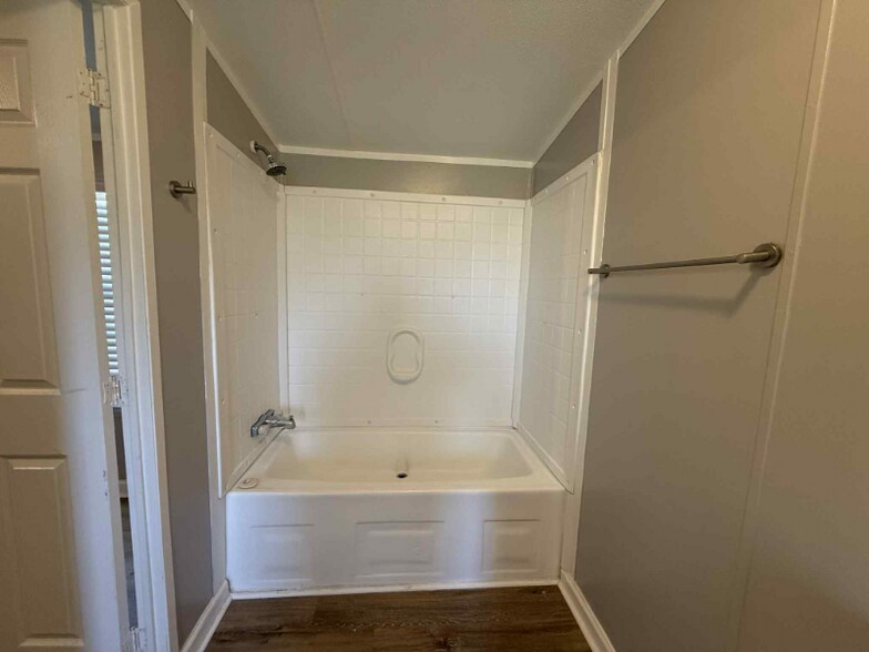 Building Photo - 1236 N Oaklane Rd