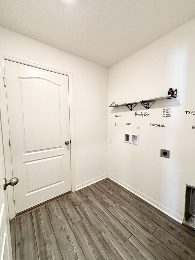 Building Photo - Your Dundee 4Beds/2Baths dream home – conv...