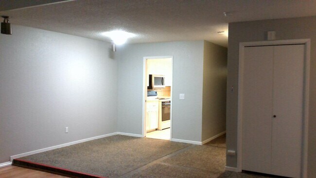 Building Photo - 1441 W Norwich Ave