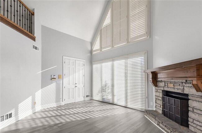 Building Photo - 2910 Emerald Dr