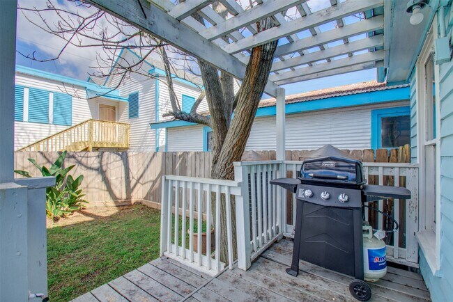 Building Photo - 3304 Avenue Q