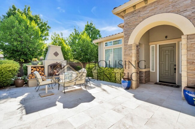 Building Photo - Stunning Executive Serrano Home with a Pool!