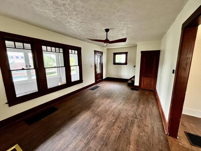 Building Photo - 604 N Park St