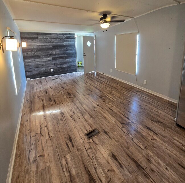 Building Photo - 8827 Deerwood Dr