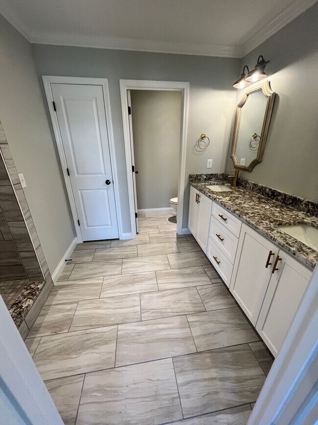 Building Photo - Spectacular newly remodeled home, next to the Square, Franklin, Ky