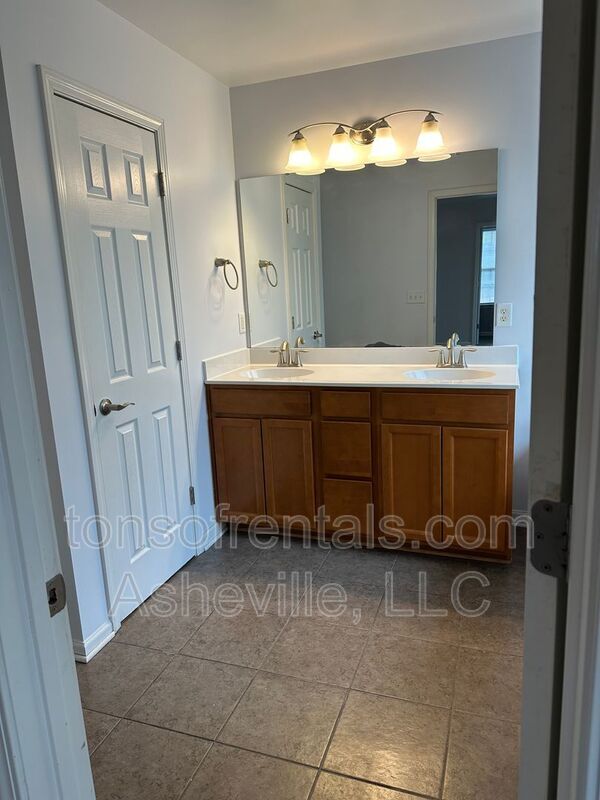 Building Photo - 33 Mallard Run Dr