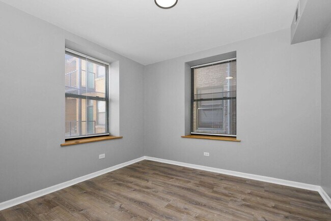 Building Photo - Two Bedroom Unit in South Shore - Move In Fee Special