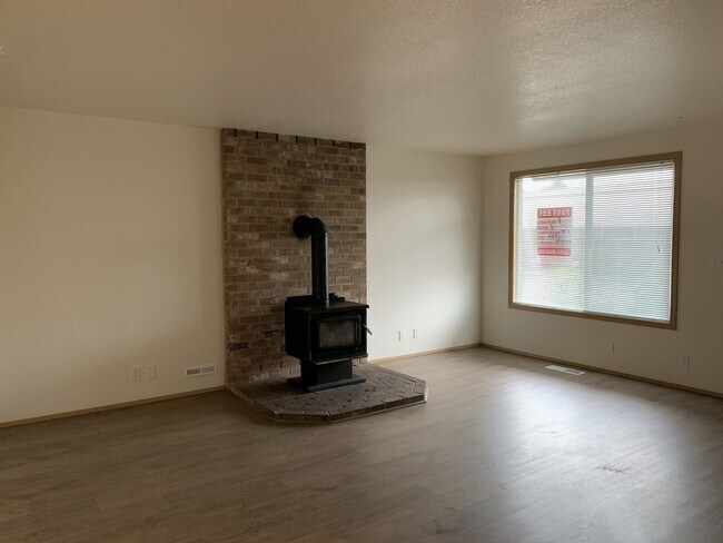 Building Photo - Quiet 4 bedroom two bath home in Aloha