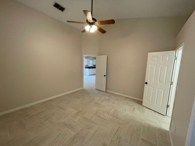 Building Photo - 3 Bedroom/2 Bathroom Single Family Home