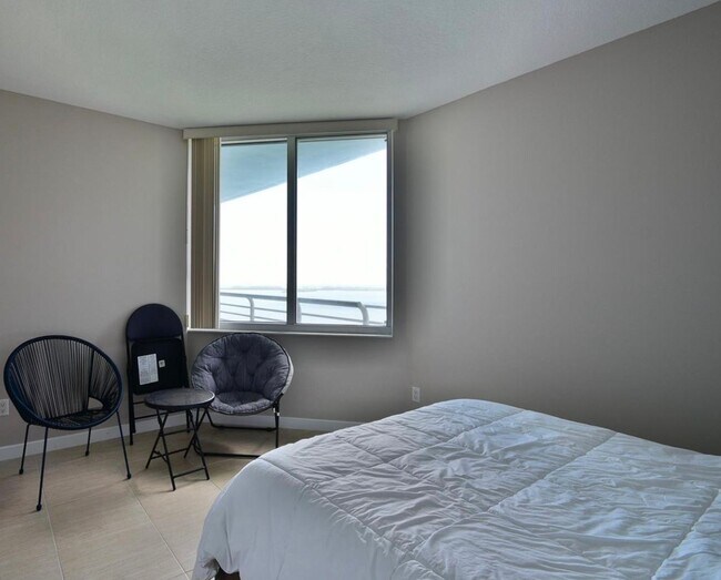 Building Photo - Two-Bedroom Residence with Bay and River V...