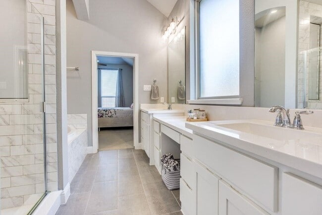 Building Photo - 905 Lady Bird Dr